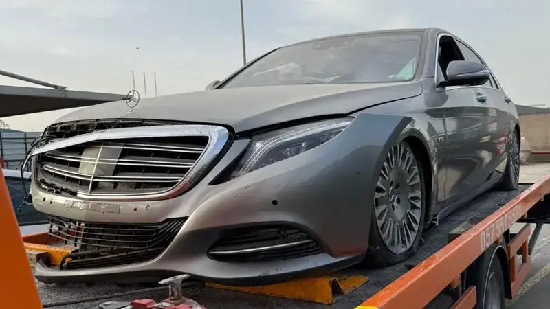 نقل سيارة مصدومة على سطحة الحمدان