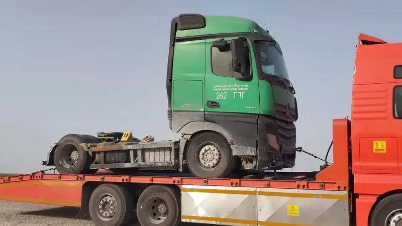 نقل مركبة ثقيلة على مقطورة منخفضة