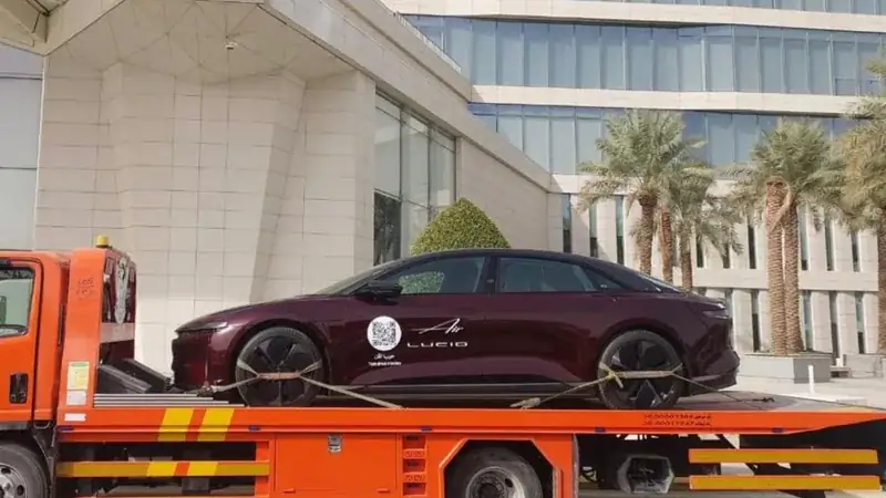 لوسيد إير محمّلة على سطحة الحمدان