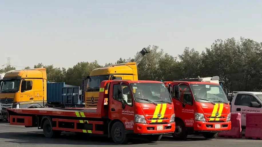 تحميل سيارة داخل سطحة في رأس تنورة