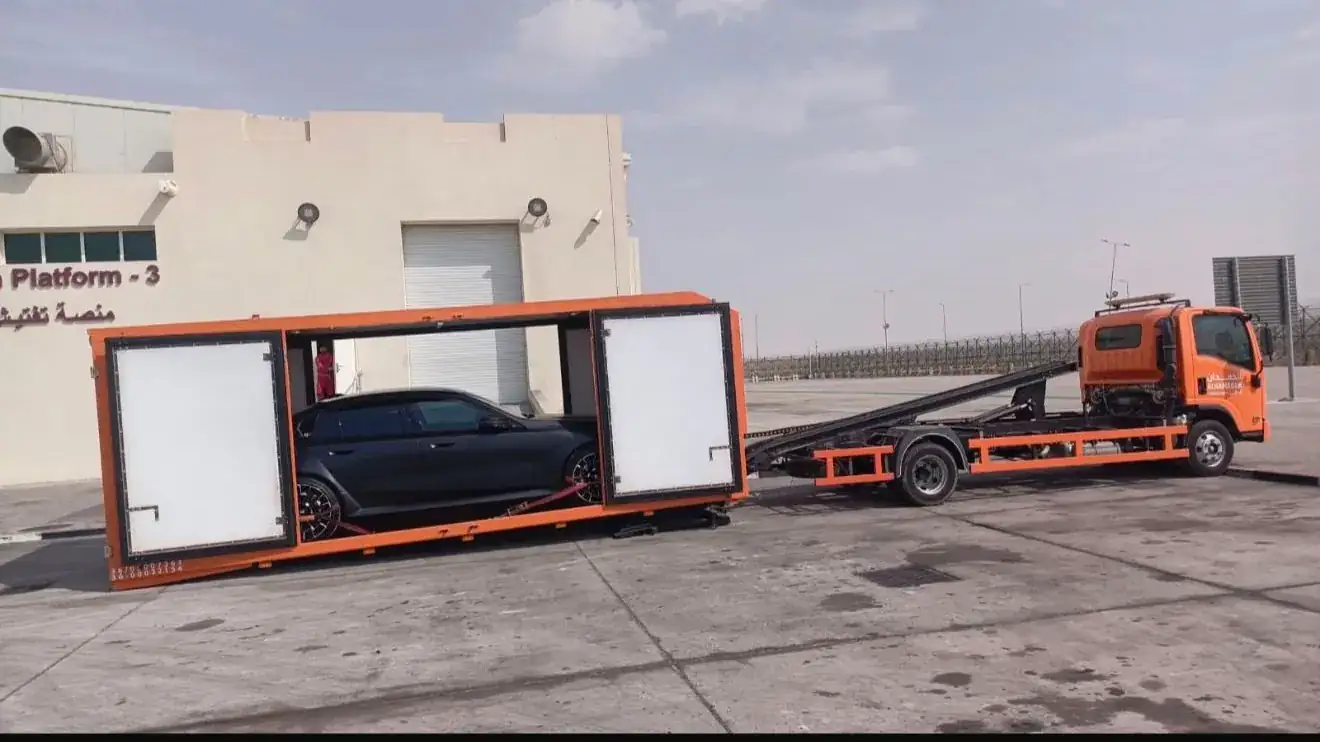 تحميل سيارة داخل سطحة في سيهات