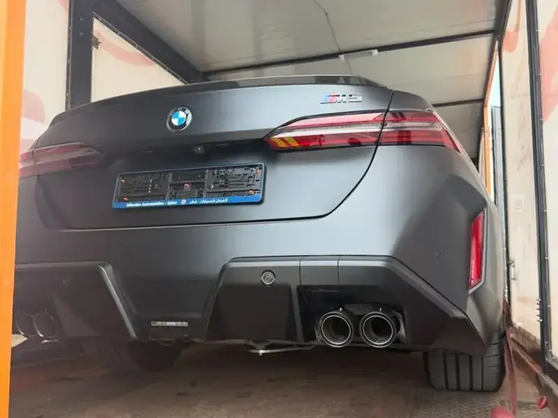 BMW M5 مثبتة بأحزمة داخل السطحة المغلقة